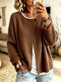 Hetzelfde vest in bruin, gedragen met wit shirt en jeans, voorkant met twee knopen 4