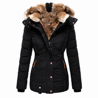 Zwarte gewatteerde parka voorkant, half open, met bontgevoerde capuchon en getailleerde taille 5
