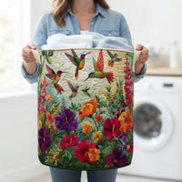 Vrouw in spijkerblouse draagt de mand met kolibries en bloemen aan de canvas handvatten, gevuld met witte handdoeken. 3