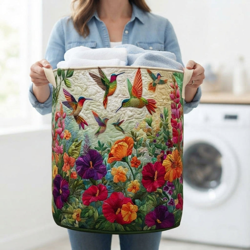 Vrouw in spijkerblouse draagt de mand met kolibries en bloemen aan de canvas handvatten, gevuld met witte handdoeken. 3