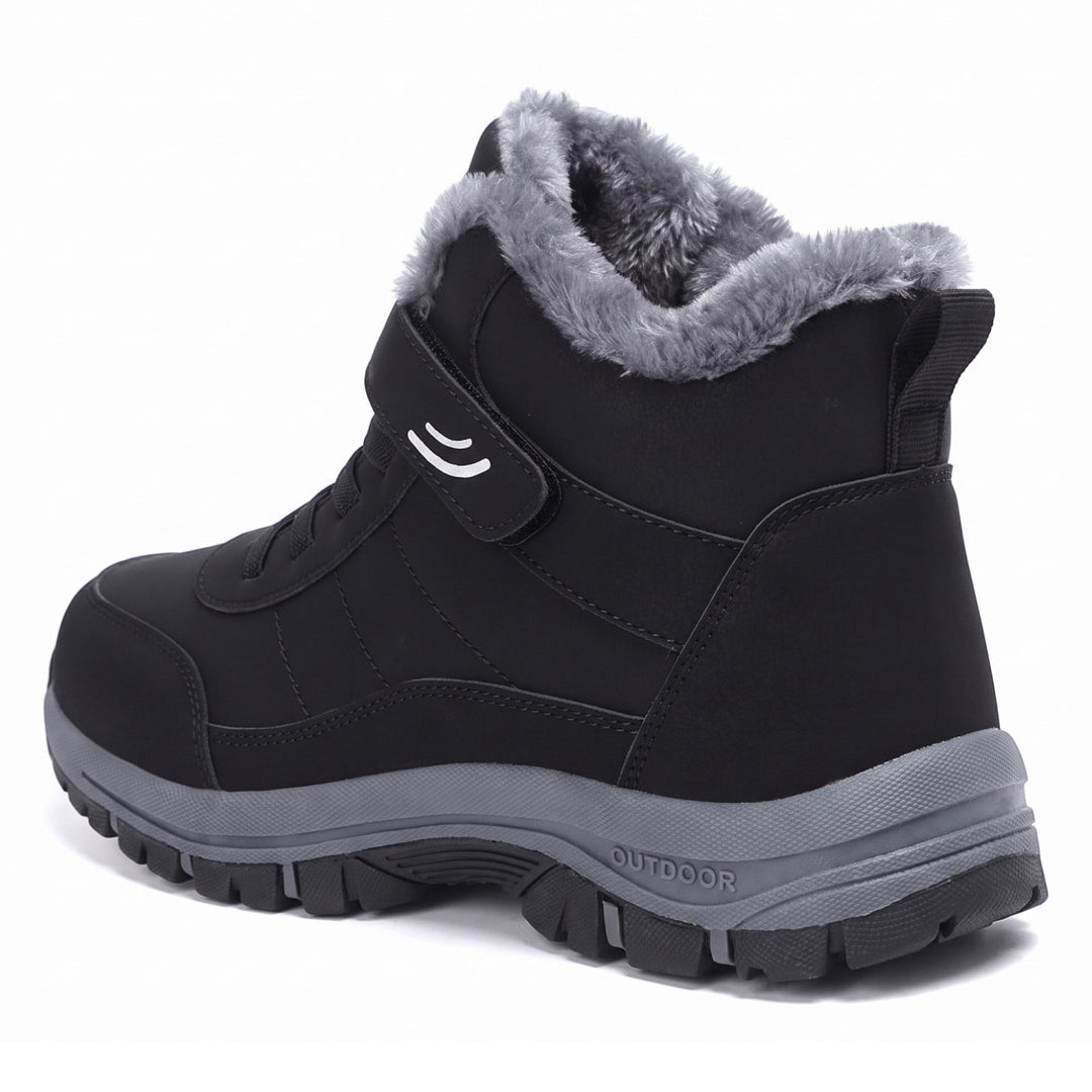 Zwarte hoge winterschoen met grijze pluchen voering, klittenbandriem, veters en dikke profielzool, schuin van achteren 2