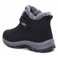 Zwarte hoge winterschoen met grijze pluchen voering, klittenbandriem, veters en dikke profielzool, schuin van achteren 2