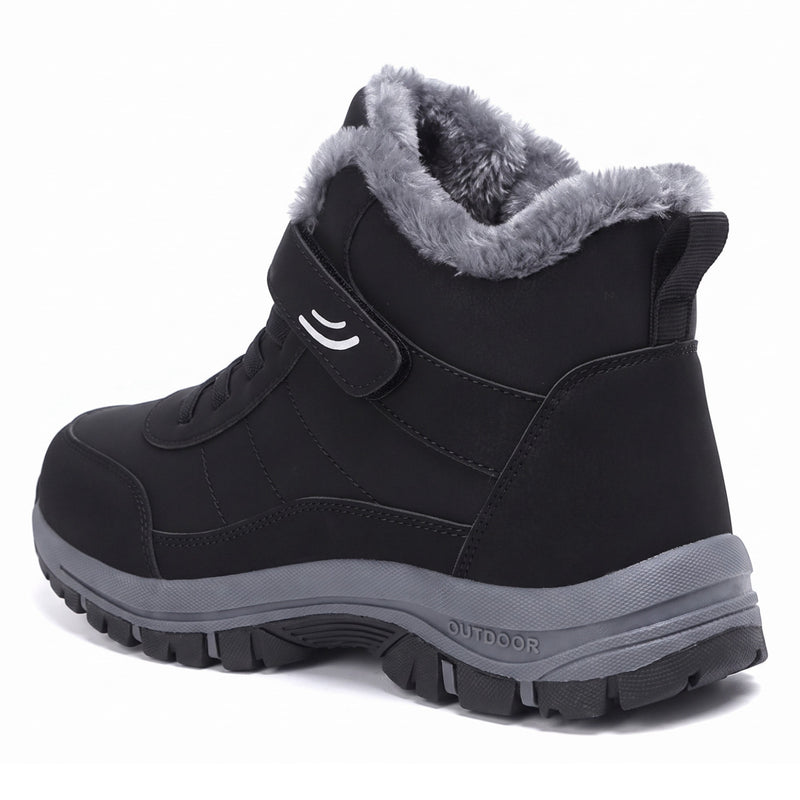 Zwarte hoge winterschoen met grijze pluchen voering, klittenbandriem, veters en dikke profielzool, schuin van achteren 2