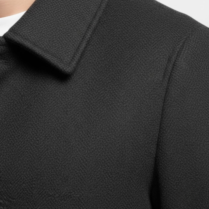 Close-up van de kraag en schouder met de dicht geweven donkergrijze stof 7