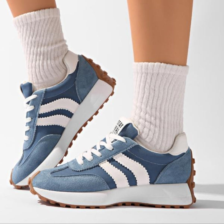 Blauwe suède sneakers met witte strepen gedragen met witte geribbelde sokken, zijaanzicht van de platformzool 8