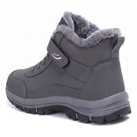 Grijze hoge winterschoen met pluchen voering, klittenbandriem en stevige profielzool, schuin van achteren gezien 3