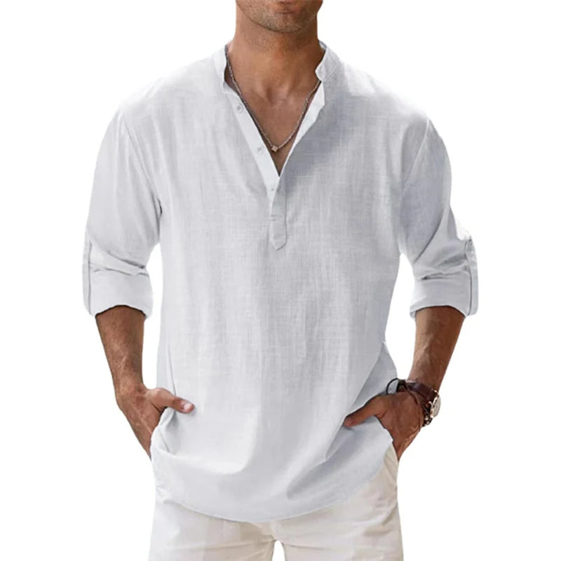 Man draagt het henleyshirt in wit met korte knoopsluiting en opgerolde mouwen, gecombineerd met een lichte broek. 4