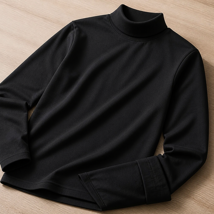 Zwart shirt met lange mouwen en hoge kraag schuin neergelegd op een lichte houten ondergrond, met een omgeslagen mouw. 4