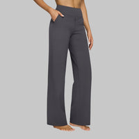 Model in donkergrijze broek met hoge taille en rechte pijpen, zijaanzicht met hand in de zijzak. 6