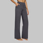 Model in donkergrijze broek met hoge taille en rechte pijpen, zijaanzicht met hand in de zijzak. 6