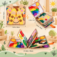 Giraffeboek met afmetingen weergegeven, dicht en opengeslagen met regenboog-, vormen- en egelpagina's 11