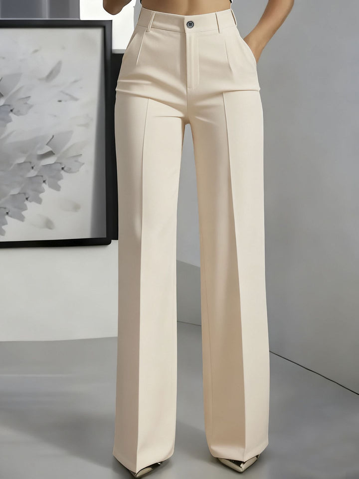 Voorkant van de hoge broek met wijde pijpen in crème, gedragen door een model 5