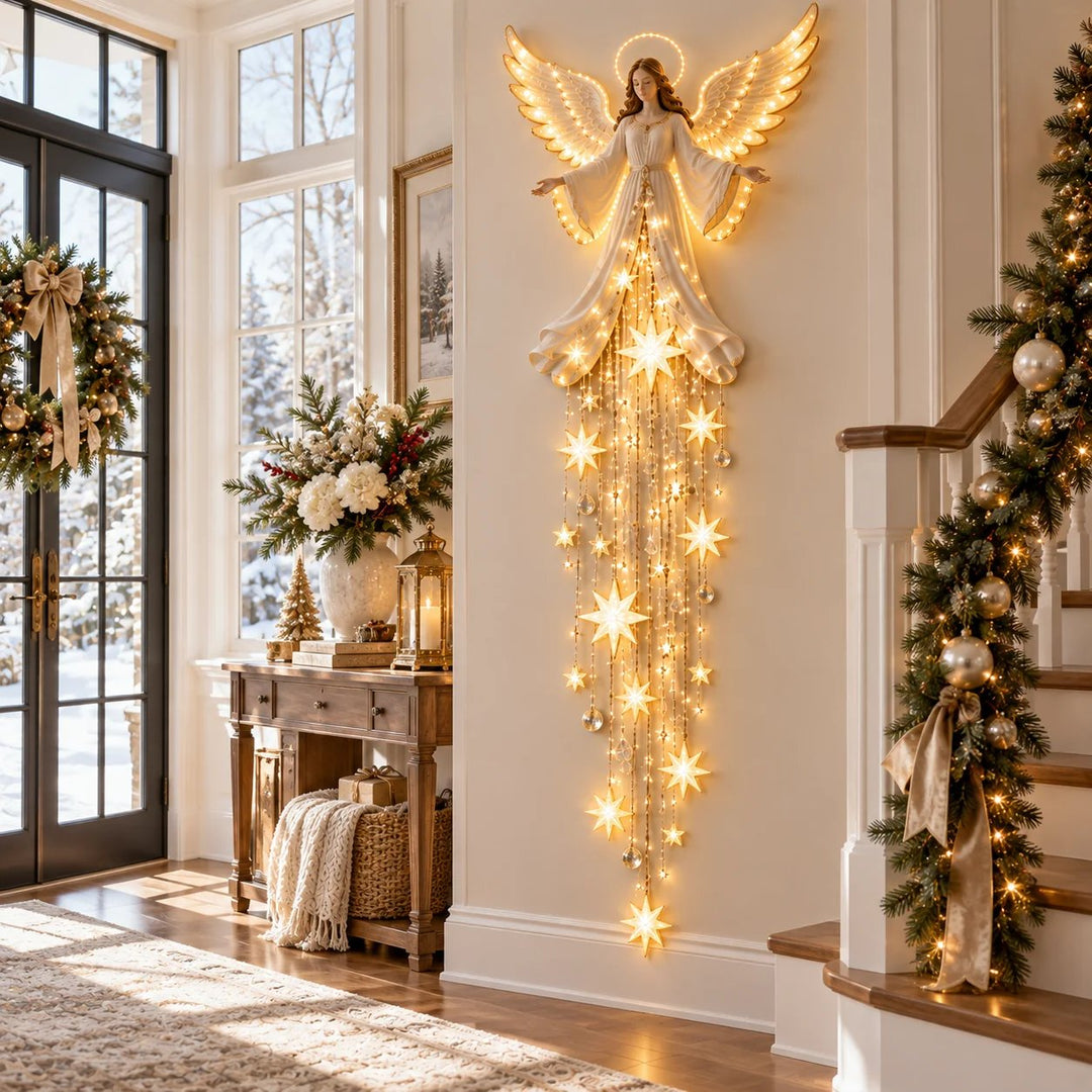 Engelwandlamp met neerstortende sterren in een lichte hal met kerstkrans, houten dressoir en versierde trapleuning. 2