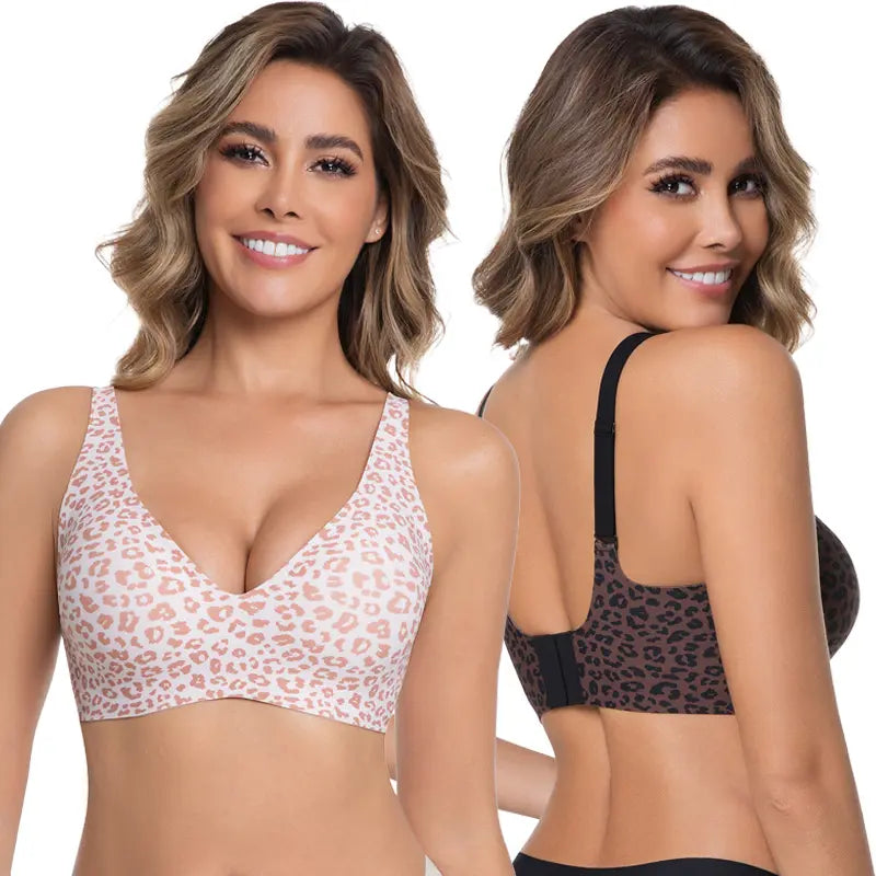Twee modellen: links voorkant van de beha met roze luipaardprint, rechts rugzijde in bruin luipaardprint 12