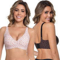 Twee modellen: links voorkant van de beha met roze luipaardprint, rechts rugzijde in bruin luipaardprint 12