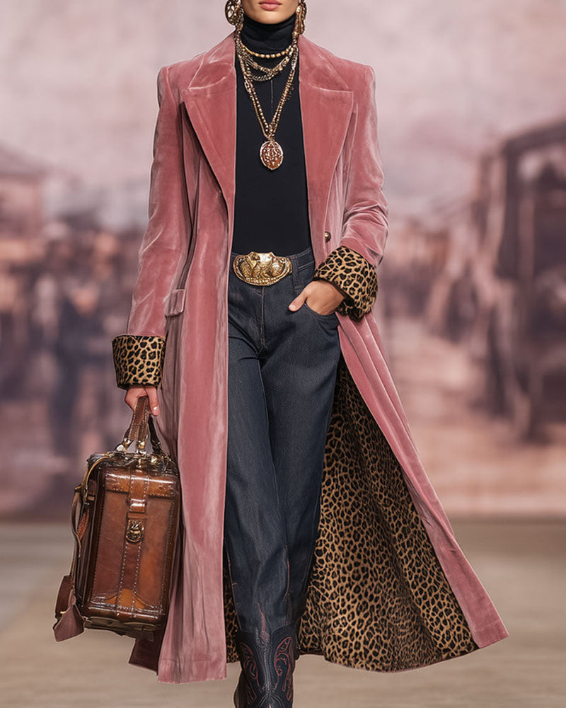 Model op een catwalk draagt de roze fluwelen jas open, met omgeslagen luipaardmanchetten, een hand in de zak en een bruine leren tas. 3