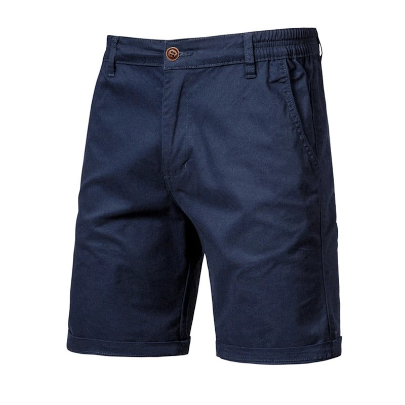 Voorkant van marineblauwe short met knoopsluiting, steekzakken en omgeslagen pijpen. 10