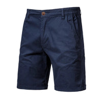 Voorkant van marineblauwe short met knoopsluiting, steekzakken en omgeslagen pijpen. 10