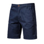 Voorkant van marineblauwe short met knoopsluiting, steekzakken en omgeslagen pijpen. 10