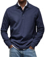 Man draagt het poloshirt met lange mouwen in donkerblauw, met knoopsluiting, ribboorden en een gestreept overhemd eronder. 3