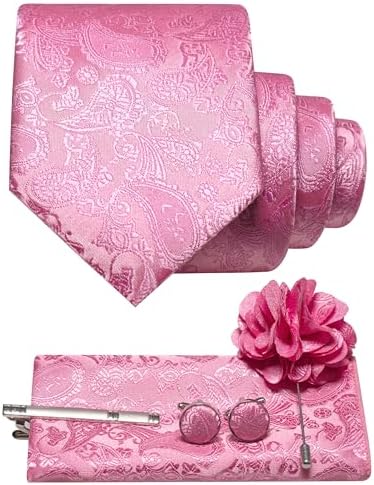 Paisleyset in roze: das, pochet, manchetknopen, dasspeld en een bloemvormige reversspeld netjes naast elkaar gelegd. 26