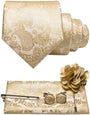 Stropdasset met paisleymotief in crème en goudbeige: stropdas, pochet, manchetknopen, dasspeld en bloemvormige reversspeld. 2