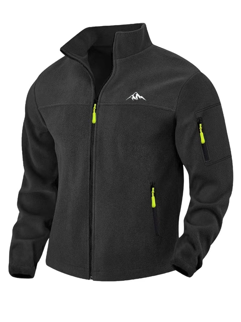 Voorkant van de zwarte fleecejas met opstaande kraag, doorlopende rits en felgele ritstrekkers op voorzakken en mouwzak. 6
