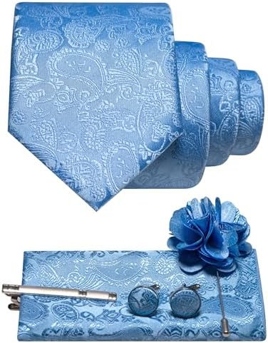 Paisleyset in lichtblauw: opgerolde das, pochet, manchetknopen, dasspeld en een bloemvormige reversspeld in dezelfde kleur. 33