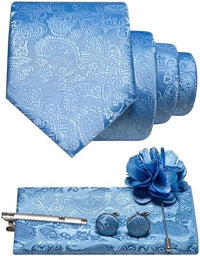Paisleyset in lichtblauw: opgerolde das, pochet, manchetknopen, dasspeld en een bloemvormige reversspeld in dezelfde kleur. 33