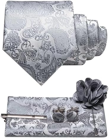 Paisleyset in zilvergrijs met donkergrijze accenten: das, pochet, manchetknopen, dasspeld en een bloemvormige reversspeld. 31