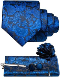Stropdasset met paisleymotief in blauw op zwarte ondergrond: stropdas, pochet, manchetknopen, dasspeld en bloemvormige reversspeld. 14