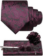 Paisleyset in aubergine en zwart: das, pochet, manchetknopen, dasspeld en een donkere bloemvormige reversspeld. 27