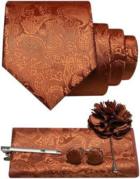 Stropdasset met paisleymotief in koperbruin: stropdas, pochet, manchetknopen, dasspeld en bloemvormige reversspeld. 15