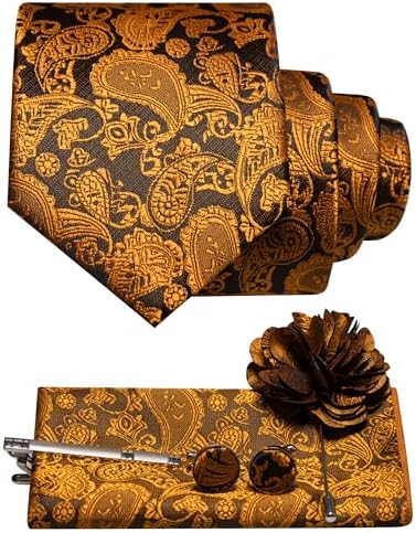 Stropdasset met paisleymotief in oranjegoud op bruinzwarte ondergrond: stropdas, pochet, manchetknopen, dasspeld en bloemvormige reversspeld. 11