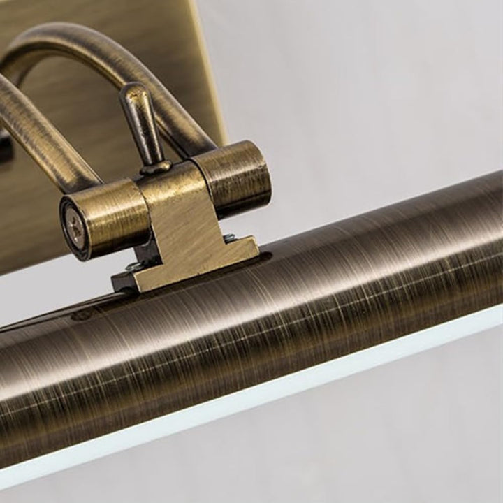 Close-up van het scharnier en de verstelhendel van de antiek messing lamp met geborsteld metaaloppervlak 8