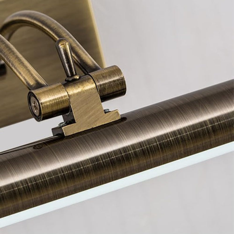 Close-up van het scharnier en de verstelhendel van de antiek messing lamp met geborsteld metaaloppervlak 8