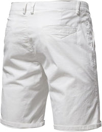 Achterkant van witte short met paspelzak, riemlussen en omgeslagen pijpen. 8