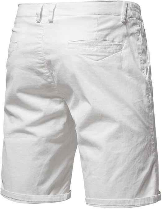 Achterkant van witte short met paspelzak, riemlussen en omgeslagen pijpen. 8