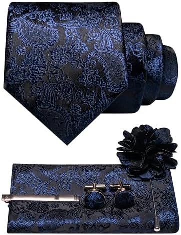Paisleyset in donkerblauw met zwarte ondertoon: das, pochet, manchetknopen, dasspeld en een zwarte bloemvormige reversspeld. 23
