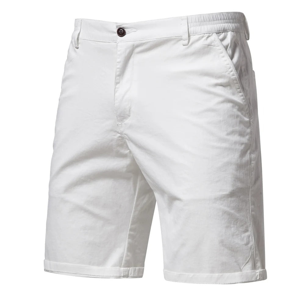 Voorkant van witte short met knoopsluiting, steekzakken en elastische tailleband aan de zijkant. 9