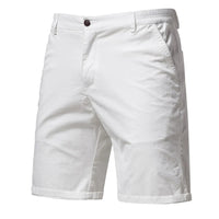 Voorkant van witte short met knoopsluiting, steekzakken en elastische tailleband aan de zijkant. 9