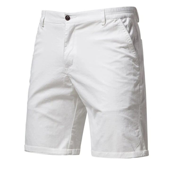Voorkant van witte short met knoopsluiting, steekzakken en elastische tailleband aan de zijkant. 9