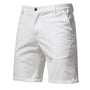 Voorkant van witte short met knoopsluiting, steekzakken en elastische tailleband aan de zijkant. 9