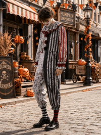Model draagt het clownspak in zijaanzicht, met een gestreepte rode mouw, geplooide kraag, gestreepte kousen en zwarte veterschoenen. 2