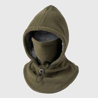 Legergroene fleece bivakmuts met capuchon en grijze pluche voering, schuin van voren op neutrale achtergrond 1