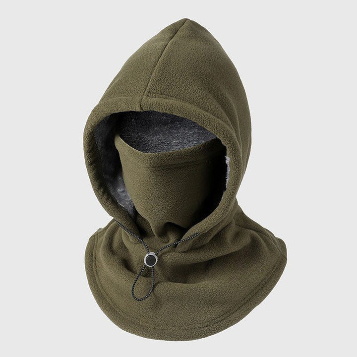 Legergroene fleece bivakmuts met capuchon en grijze pluche voering, schuin van voren op neutrale achtergrond 1