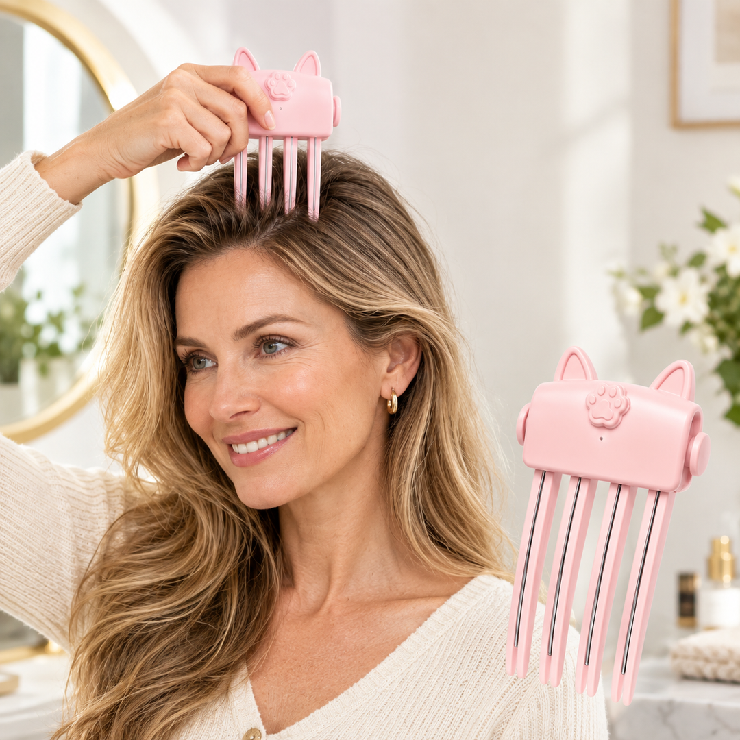 Vrouw met lang blond haar zet de roze kattenoor-styler bij de haarwortels, product ernaast uitgelicht 1