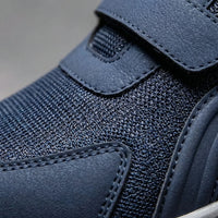 Close-up van het blauwe mesh bovenwerk met gestikte kunstleren neusbescherming en klittenbandriem 10