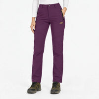 Voorkant van de aubergine-paarse broek op een model met wandelschoenen 18