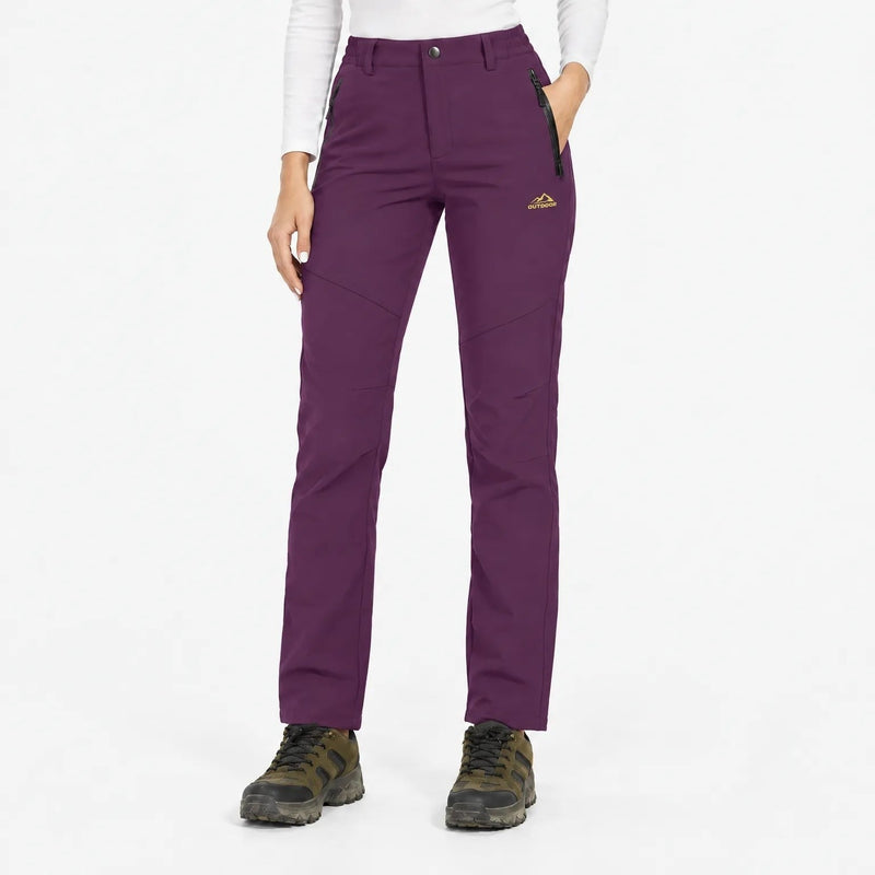 Voorkant van de aubergine-paarse broek op een model met wandelschoenen 18